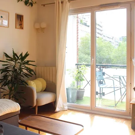 Crossing Cocoon With Balcony And Clear View Apartment